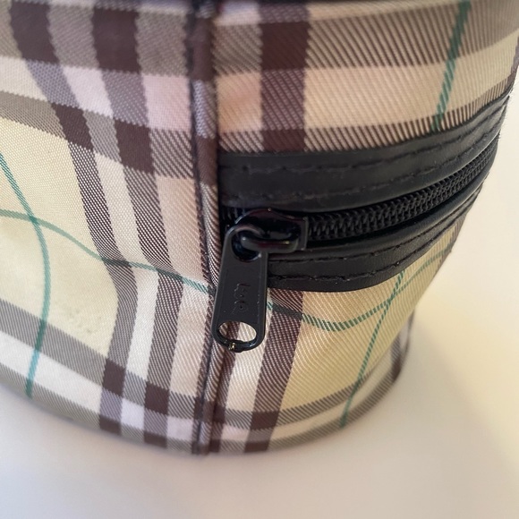 🎉🥳 SALE! 🎉🥳Burberry London Nova Check Cosmetic Bag. 🌟FIRM PRICE🌟‼️ - Picture 3 of 8